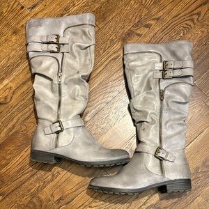 LIKE NEW!! Stylish Flat  Gray Knee-High Boots Size 7.5M